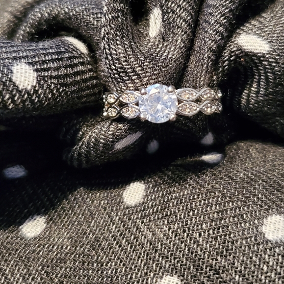 9/$30 ππ€ NWOT Silver ring with faux diamonds centre faux diamond - Picture 5 of 9